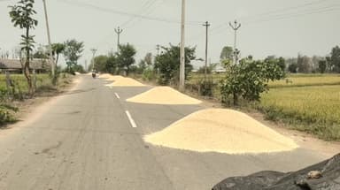 టేక్మల్: ప్రధాన రహదారిపై వరి ధాన్యం కుప్పలు