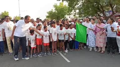 நாமக்கல்: 100 % வாக்களிக்க வேண்டும் என்பதை வலியுறுத்தி 800 பேர் பங்கேற்ற தேர்தல் விழிப்புணர்வு மரத்தான் போட்டியினை மாவட்ட தேர்தல் அலுவலர் தொடங்கி வைத்தார்