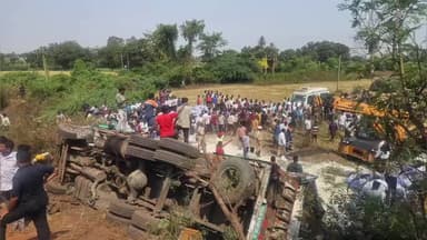 ಹೊಸಪೇಟೆ: ಡಣಾಪುರ ಗ್ರಾಮದ ಬಳಿ ಸರಣಿ ಅಪಘಾತ; ನಾಲ್ವರು ಮೃತಪಟ್ಟ ಶಂಕೆ