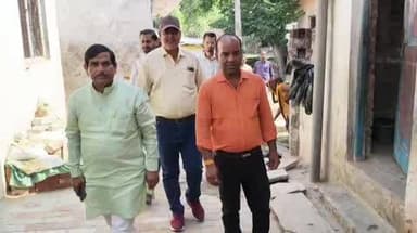 जौनपुर: पालिका अध्यक्ष प्रतिनिधि डा रामसूरत मौर्या ने हरखपुर वार्ड में मिली शिकायत पर निरीक्षण किया, साथ में कर्मचारी भी थे