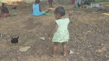 बरकानी गांव में किस इस तरह बच्चे प्राकृतिक के साथ खेल और एक नहीं रचना कर रहे हैं