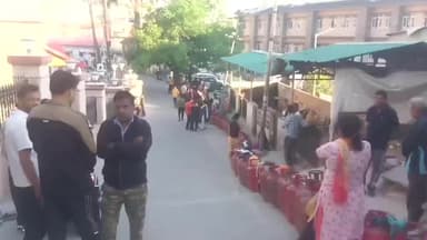 पौड़ी: गैस आपूर्ति के दावों पर उठे सवाल, कलेक्ट्रेट के पास सिलेंडर के लिए लगी लंबी कतारें