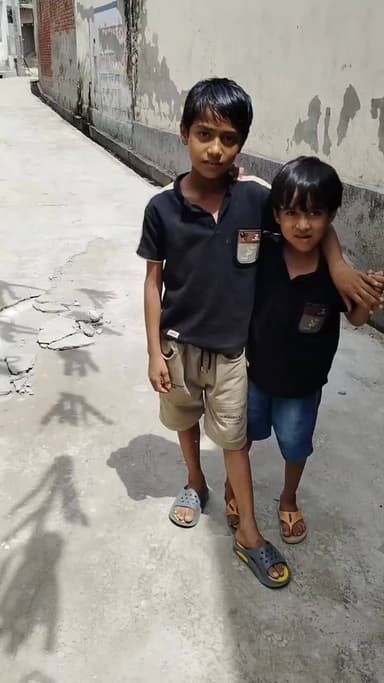 अभी इस सड़क को बने हुए 30 35 दिन हुए हैं और यह सड़क बिल्कुल बेकार हो गई है और जगह-जगह से टूटने लगी है