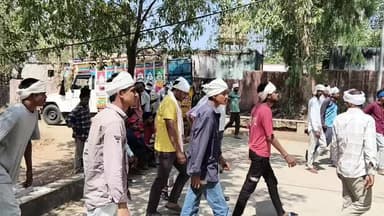 डूंगरपुर: डूंगरपुर जिले के बिछीवाड़ा थाना क्षेत्र में बालदिया के पास शनिवार रात एक सड़क हादसे में 2 दोस्तों की हुई मौत