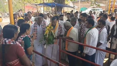 பாலக்கோடு: பாலக்கோடு பேரூராட்சி தேர்தல் பரப்புரையில் கும்பம் மரியாதையுடன் சாமி தரிசனம் செய்து தேர்தல் பரப்புரையில் முன்னாள் அமைச்சர் கே.பி.அன்பழகன்