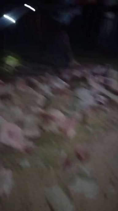 बिल्सी: नगला तरऊ गांव में नरेश पुत्र चोखेलाल अपनी दबंगई और बदमाशी के बल पर रात के समय अवैध रूप तोड़ फोड़ करता हुआ।