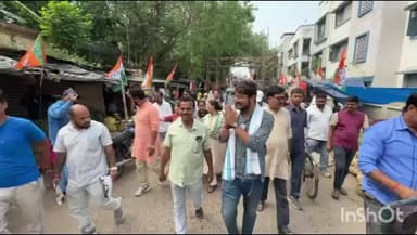 চুঁচুড়া-মগরা: বাজার করতে বেরিয়ে প্রচার সেরে নিলেন তৃণমূল প্রার্থী এমনই ছবি চুঁচুড়ার চক বাজারে