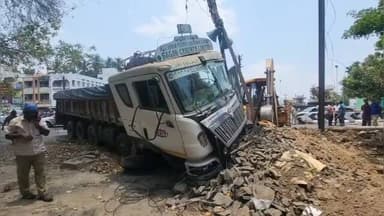 காங்கேயம்: காங்கேயம் ரவுண்டானா பகுதியில் லாரிகள் நேருக்கு நேர் மோதி விபத்துக்குள்ளானதால் போக்குவரத்து பாதிப்பு