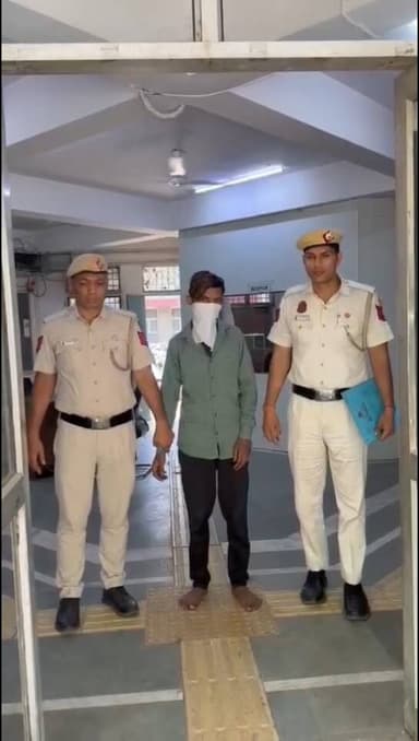 पंजाबी बाग: मादीपुर पुलिस ने कुख्यात लुटेरे 'अर्जुन उर्फ गोलू' को दबोचा, देसी कट्टा, कारतूस और चोरी की बाइक बरामद