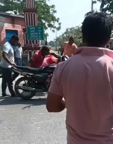 मांझी: मांझी ताजपुर मुख्य सड़क पर दो बाइकों की टक्कर, तीन लोग गंभीर रूप से घायल