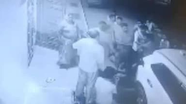 मुरैना नगर: जौरी गांव: दरवाजे पर शराब पीने से मना करने पर दबंगों ने घर में घुसकर की मारपीट, वीडियो वायरल