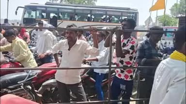 जमुनहा: महरु और लालू पेट्रोल पंप पर पेट्रोल के लिए भीषण गर्मी में लगी लंबी लाइन, लोग अपनी बारी का कर रहे इंतजार