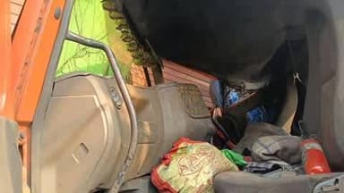 चांडिल: काटिया में अनियंत्रित टिप ट्रेलर घर में घुसा, बड़ा हादसा टला