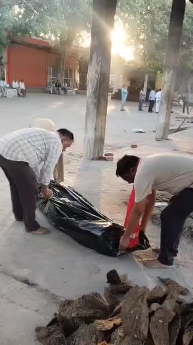 #सुनील कुशवाहा (राष्ट्रीय अध्यक्ष)चक्रवर्ती सम्राट अशोक सेना भारत की टीम ने एक लावारिस पुरुष शव का अंतिम संस्कार किया।