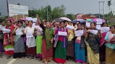 কমলপুর: খুয়াই ও কমলপুর সড়কে পথ অবরোধ করে তিপ্রা মথা দলের কর্মী সমর্থকরা