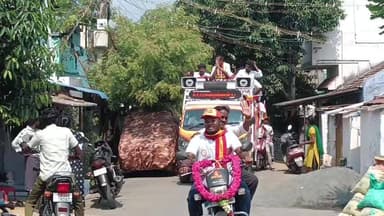 பவானி: சங்கமேஸ்வரர் ஆலயத்தில் இருந்து தமிழக வெற்றி கழகத்தின் வேட்பாளர் பாலகிருஷ்ணன் இருசக்கர வாகனத்தில் பேரணியாக சென்று வாக்கு சேகரித்தார்