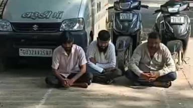 કોડીનાર: બેટરીના અજવાળે જાહેરમા જુગાર રમતા 7 જુગારીઓ માથી 3 ને પોલીસે 3,34,000 ના મુદામાલ સાથે ઝડપ્યા 4 ફરાર