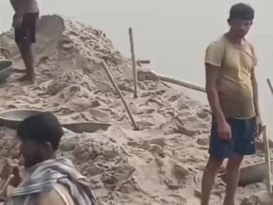 किशनगंज: महानंदा नदी किनारे अवैध खनन पर बड़ी कार्रवाई, दर्जनों नाव नष्ट