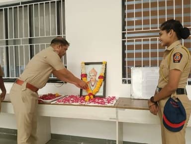 आज रोजी पोलीस आयुक्त कार्यालय सोलापूर शहर येथे महात्मा बसवेश्वर यांची जयंती साजरी करण्यात आली