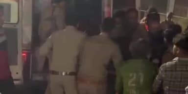 बागपत: बागपत के हिना गार्डन स्थित हाइवे पर तेज रफ्तार कार ने मिनी मेट्रो में मारी टक्कर, एक की मौत और दो घायल, वीडियो वायरल