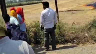 संझौली: समहुता गांव के पास सासाराम-आरा रेलवे ट्रैक के किनारे खेत में आग लगने के कारण ट्रेन को आधे घंटे तक रोकना पड़ा