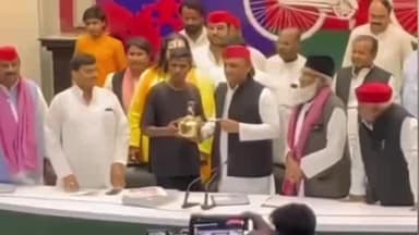 खागा: अखिलेश यादव ने आर्यन को लखनऊ बुलाकर प्रदेश सरकार को घेरते हुए दिया चाय दान, आर्यन ने कहा- आपने चाय पिया, अधिकारी परेशान