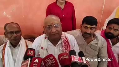 कर्वी: बाल्मीकि आश्रम के महंत द्वारा पूर्व सांसद की मां के खिलाफ की गई आपत्तिजनक टिप्पणी से भड़के पूर्व सांसद, बैठे धरने पर