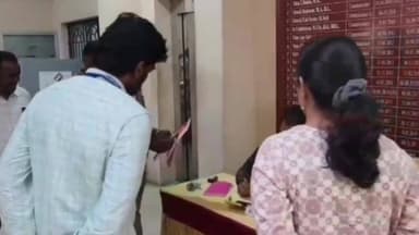 திருநெல்வேலி: தேர்தல் பணியாற்ற உள்ள காவல்துறையினர் நெல்லை மாநகராட்சி மைய அலுவலகத்தில் தபால் வாக்கு அளித்தனர் ஆய்வு மேற்கொண்ட ஆனையாளர்