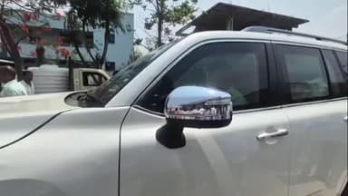 సిరిసిల్ల: తెలంగాణ సత్తమ్మగా పేరుగాంచిన సత్తెమ్మ మృతి అంత్యక్రియలో పాల్గొని పాడే మోసి నివాళులు అర్పించిన కేటీఆర్