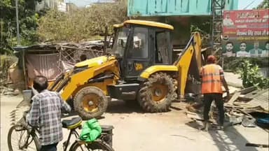 बबेरू: बबेरू कोतवाली रोड पर नाली के ऊपर किए गए अतिक्रमण पर प्रशासन का बुलडोजर चला, करीब 10 वर्षों से किया था कब्जा