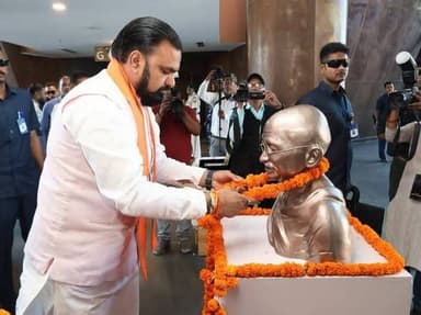 मुख्यमंत्री सम्राट चौधरी ने आज गर्दनीबाग स्थित बापू टावर का भ्रमण कर वहां प्रदर्शित विभिन्न प्रदर्शों का अवलोकन किया।