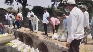 करवीर: काळ्या ओढ्यावरचा तात्पुरता बांध फुटला; पंचगंगेत पुन्हा सांडपाण्याचा मारा, पंचगंगा काठच्या ग्रामस्थांचा संताप उफाळला