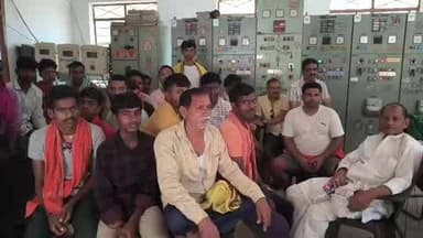 दावथ: दावथ में विद्युत ट्रांसफार्मर जलने और विभागीय लापरवाही को लेकर उपभोक्ताओं ने उप केंद्र पर किया धरना प्रदर्शन