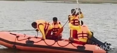 మణుగూరు: మణుగూరు మండలం రేగుల గండి ప్రాంతంలో గల్లంతైన హర్షవర్ధన్ ఆచూకీ కోసం గాలింపు చర్యలు