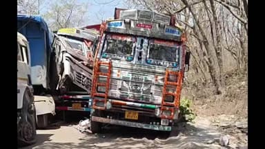 दुधि: रेणुकूट-शक्तिनगर मार्ग पर दो बड़े हादसे, तीन वाहन हुए क्षतिग्रस्त, ओवरलोड ट्रेलर पलटा, चालक सुरक्षित