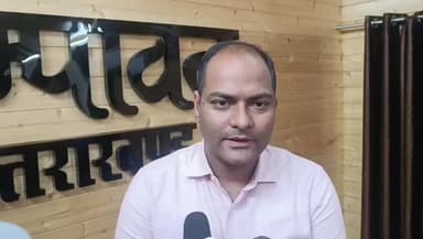 चम्पावत: RTE अनुपालन, फीस पारदर्शिता, छात्र सुरक्षा और विकास पर जोर: डीएम मनीष कुमार ने निजी विद्यालयों को दिए निर्देश