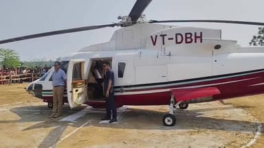 রানিবাঁধ: খাতড়ার সিধু কানু স্টেডিয়ামে অসংখ্য জনতার ভিড়ের মাঝে অস্থায়ী হেলিপ্যাডে নামলেন অভিনেতা মিঠুন চক্রবর্তী