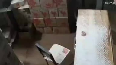 జహీరాబాద్: మొగుడంపల్లి రేణుక వైన్స్ దుకాణంలో చోరీ