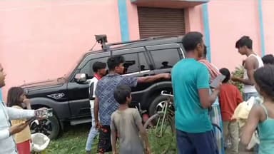 दबंग मुखिया पुत्र ने पहले धमकी दी, फिर अपने स्कॉर्पियो से युवक को कुचल दिया,बाल-बाल बचे।