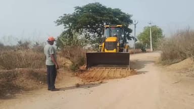 కోనారావుపేట: రోడ్డుకు మరమ్మతులు చేయించిన పల్లిమక్త గ్రామ సర్పంచ్ జిన్న అనూష అనిల్ కుమార్