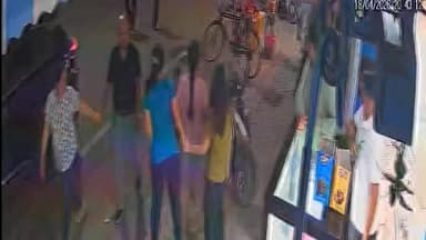 सागर नगर: सिविल लाइन में कटरबाजों का उत्पात, चौपाटी में दुकानों और गाड़ियों में तोड़फोड़, सीसीटीवी वायरल