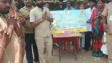 ନବରଙ୍ଗପୁର ପୋଲିସ ଷ୍ଟେସନ: ଡ୍ରାଇଭର ମହାସଂଘର ଜଣେ ସଦସ୍ୟଙ୍କ ମୃତ୍ୟୁ ପରେ ମେଣ୍ଟ୍ରିରେ ପହଞ୍ଚି ତାଙ୍କ ପରିବାରକୁ ଆର୍ଥିକ ସହାୟତା କରି ମତ ଦେଲେ ସଭାପତି କୁମାର ଓକେ