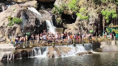 அம்பாசமுத்திரம்: கடும் வெயில் எதிரொலி மணிமுத்தாறு அருவிக்கு சுற்றுலா பயணிகள் வருகை அதிகரிப்பு