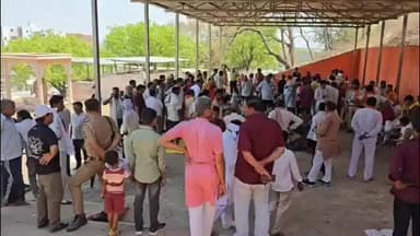 कर्वी: बाल्मीक आश्रम के महंत भरत दास की गिरफ्तारी की मांग तेज, पूर्व भाजपा सांसद धरने पर बैठे