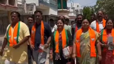 હિંમતનગર: શહેરમાં વોર્ડ-૧૦માં ભાજપનું ઘર-ઘર સંપર્ક અભિયાન: સાંસદ શોભનાબેન બારૈયાની મતદારો સાથે મુલાકાત