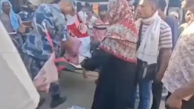 सोनबरसा: सोनबरसा भारत-नेपाल बॉर्डर पर भंसार का विरोध, महिला ने फेंके कपड़े, वीडियो वायरल