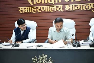 दिनांक : 18 अप्रैल 2026, भागलपुर के समीक्षा भवन में जिलाधिकारी डॉक्टर नवल किशोर चौधरी की अध्यक्षता में जन शिकायत के लंब...