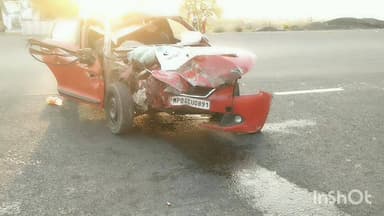 मालथोन: टोल प्लाजा के पास भीषण सड़क हादसे में कंटेनर से टकराई कार, चार लोग गंभीर घायल