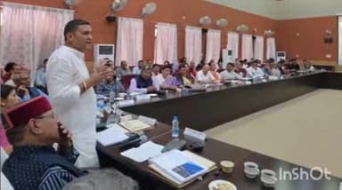 धारी: मंत्री किरण ने अधिकारी को दिए जिला योजना विकास कार्य को समन्वय से करने के निर्देश