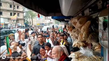 ঝাড়গ্রাম: ঝাড়গ্রাম কলেজ মোড়ে থেমে ঝালমুড়ি খেলেন প্রধানমন্ত্রী নরেন্দ্র মোদী সাধারণ মানুষের সঙ্গে আড্ডা